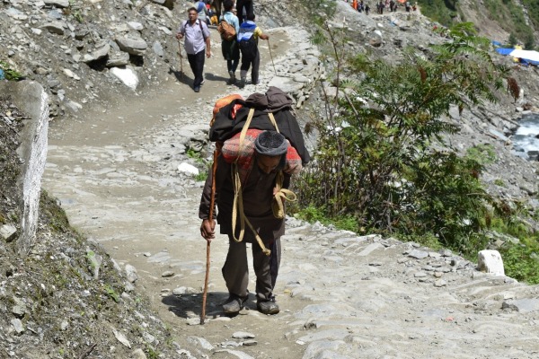 יַטְרי הינדי ישיש ומשא על גבו. צילום: דניאל זוהר (30/8/19)