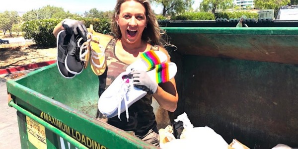 צוללת אשפה מוציאה מספר זוגות נעליים מפח האשפה, קליפורניה